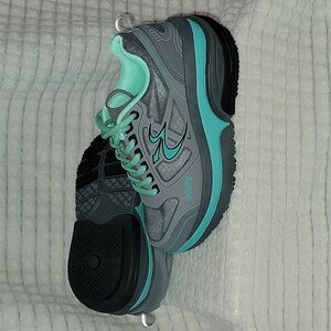 GDEFY comfort fit Gravity Defyer sneaker womans sz 6 NEW